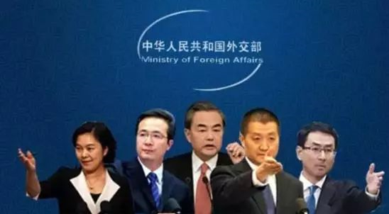 白色世界地图轮廓和"中华人民共和国外交部"中英文字样,寓意"胸怀中国