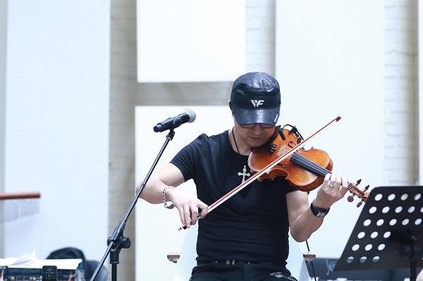 汪峰“岁月”巡演杭州站5月26日唱歌手热单 拉提琴弹钢琴样样精通