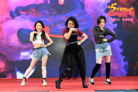 3unshine惊现《五个姐姐》发布会 携主创小姐姐大跳姐姐舞